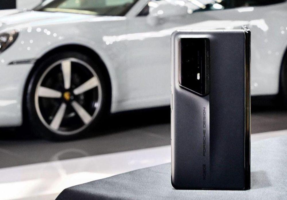HONOR Magic V2 RSR Porsche Design Hadir dengan Gaya Mobil Sport