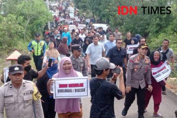 Ratusan masyarakat Kampung Tua Sembulang, Pulau Rempang saat melakukan aksi unjuk rasa penolakan investasi Rempang Eco City (IDN Times/Putra Gema Pamungkas)