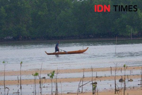 Masyarakat Kampung Tua Pasir Merah, Sembulang, Pulau Rempang saat beraktifitas di laut (IDN Times/Putra Gema Pamungkas)
