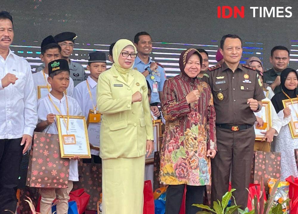 Menteri Sosial, Tri Rismaharini saat foto bersama anak-anak yang menerima bantuan akta kelahiran (IDN Times/Putra Gema Pamungkas)