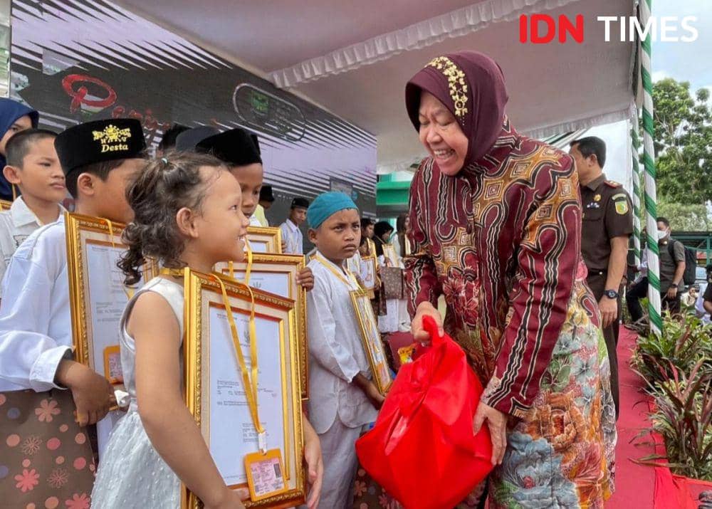 Mensos Risma Serahkan Dokumen Kependudukan 122 Anak di Kota Batam