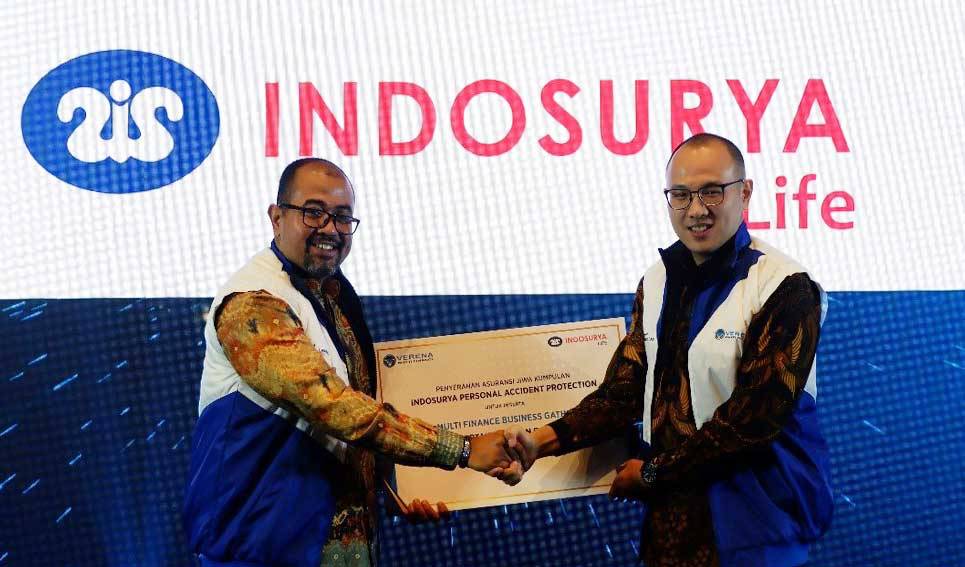 Indosurya Life memberikan asuransi kecelakaan (Personal Accident) gratis kepada lebih dari 150 mitra bisnis PT Verena Multi Finance Tbk. (dok. Indosurya Life)