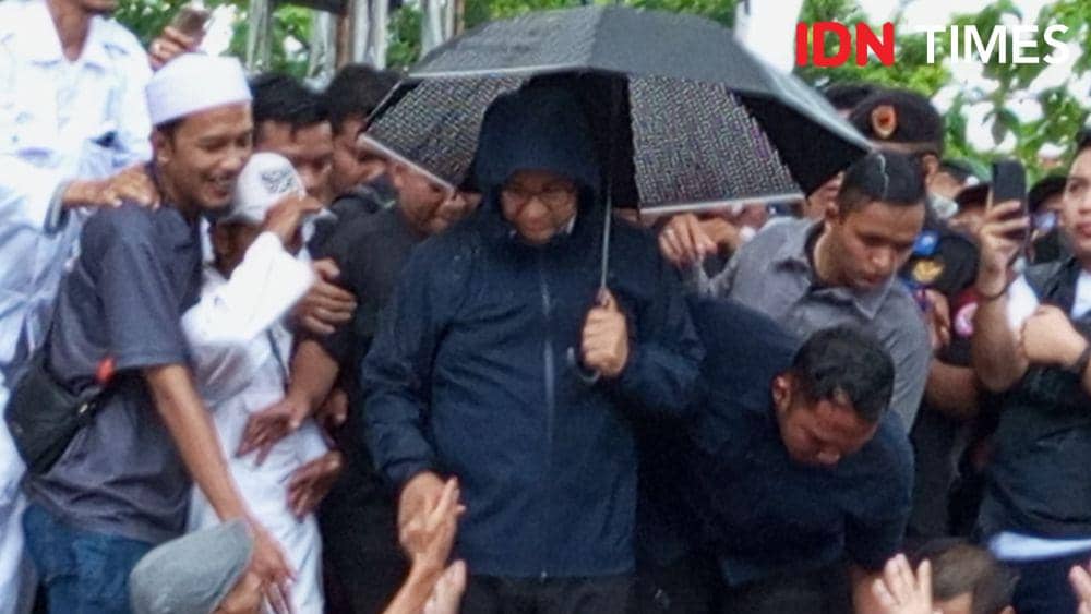 Usai berorasi Cilacap diguyur hujan, hingga pengawal Anies harus menyiapkan jas hujan dan payung, Rabu (24/2024).(IDN Times/Cokie Sutrisno).