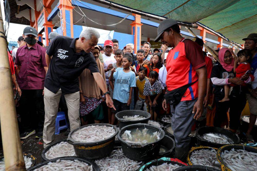 Ganjar Pranowo berkampanye di Kendal, Jawa Tengah dengan menemui kelompok nelayan di tempat pelelangan ikan (TPI) Tawang, pada Selasa (23/1/2024) (IDN Times/Istimewa)