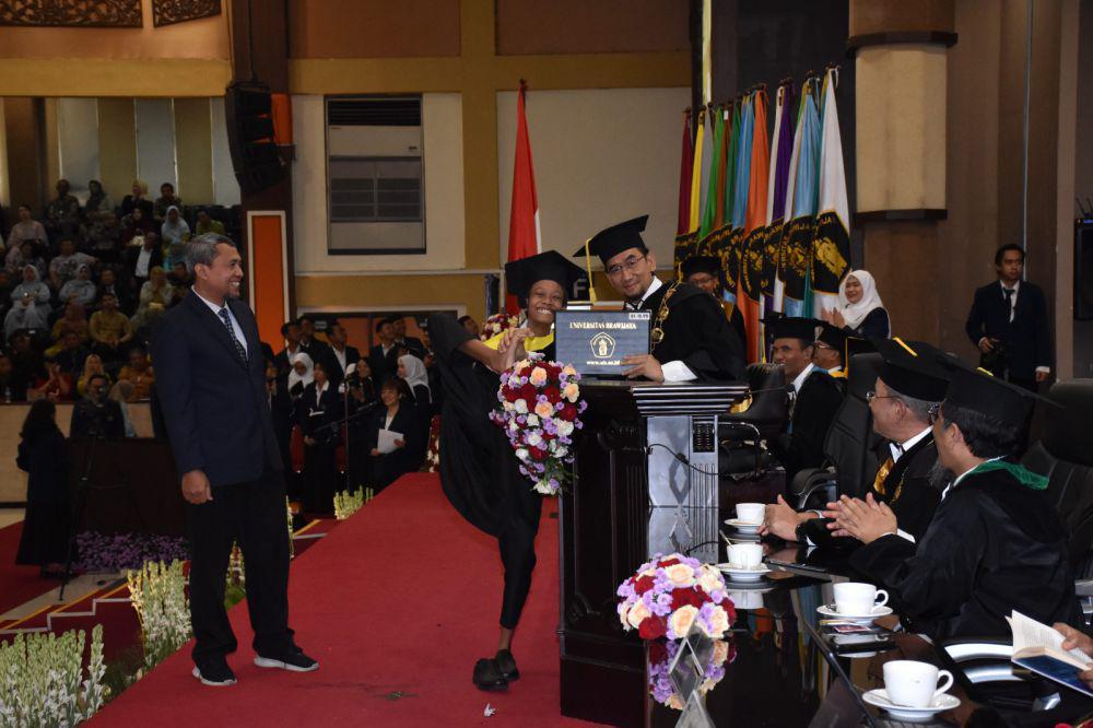 Momen Membanggakan UB Wisuda Dua Mahasiswa Disabilitas