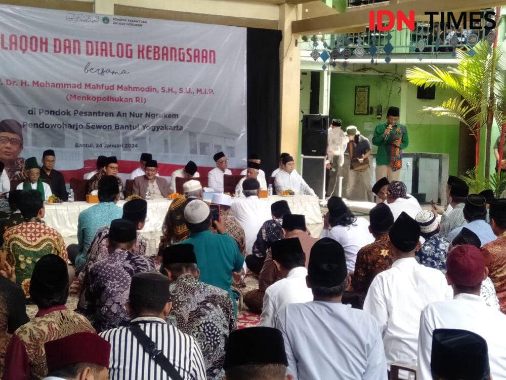 Kunjungan kerja Menkopolhukam Mahfud MD ke Ponpes Annur Ngrukem Bantul. (IDN Times/Daruwaskita)