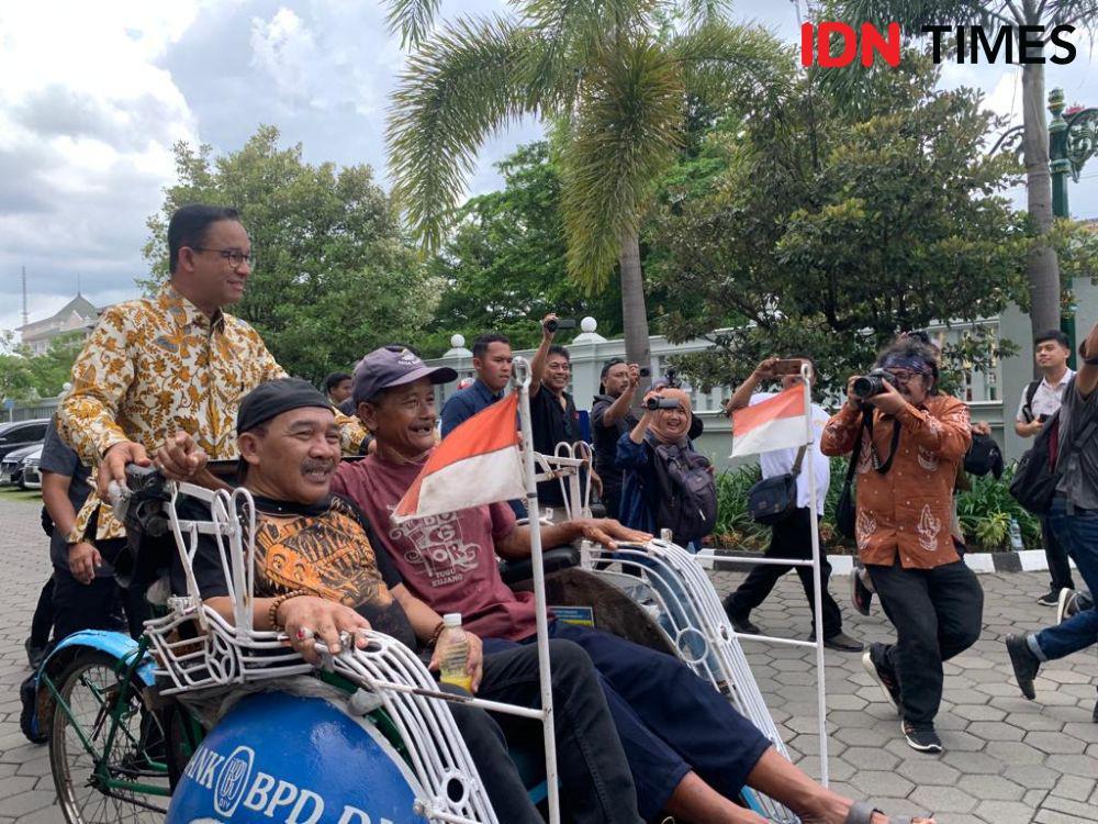 Anies Baswedan Kayuh Becak Usai Bertemu Sri Sultan