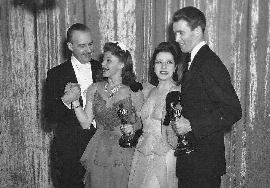 Alfred Lunt, Ginger Rogers, Lynn Fontanne, dan James Stewart pada Oscar Ke-13, 1941 (commons.wikimedia.org/Motion Picture and TV)