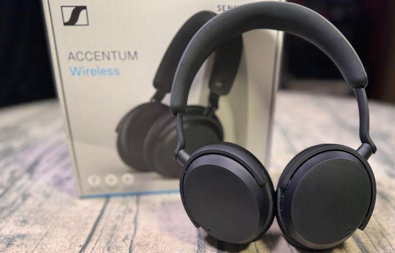 Sennheiser Accentum Wireless (youtube.com/Flossy Carter)