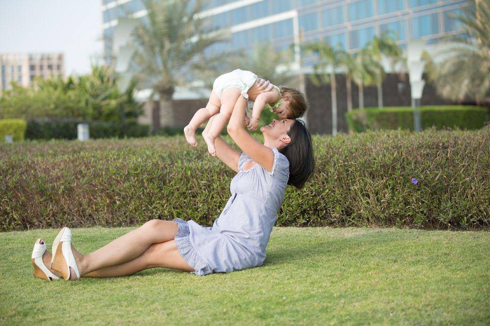 ilustrasi ibu dan anak (pixabay.com/neildodhia)