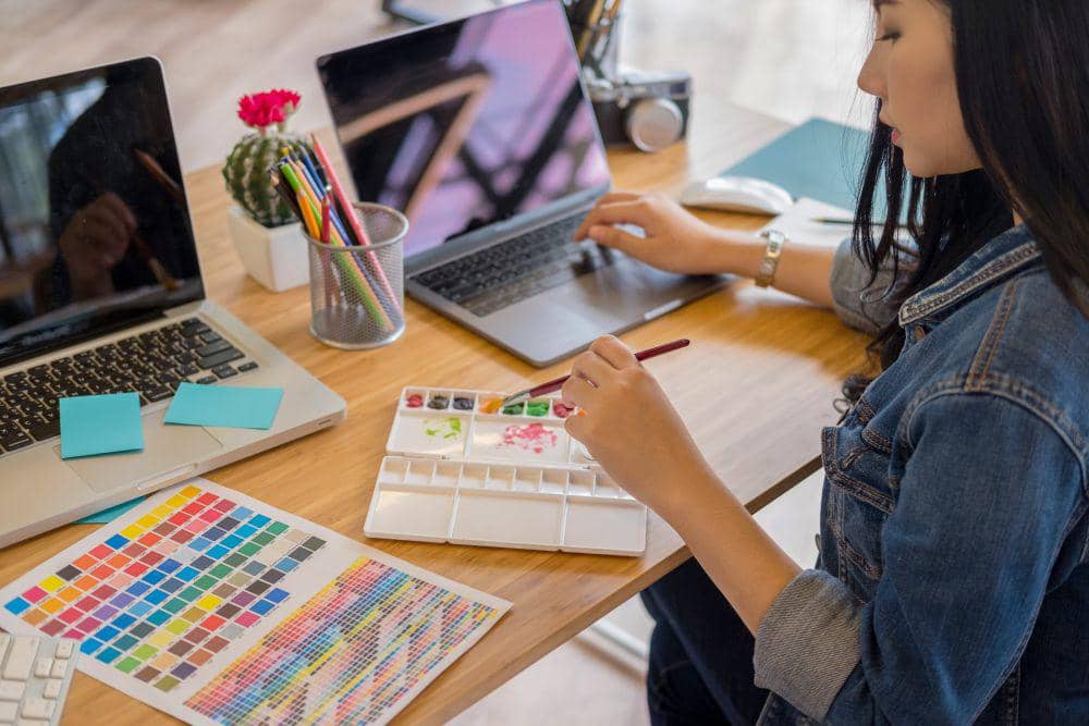 ilustrasi perempuan yang sedang mengasah keterampilan (pexels.com/veerasak Piyawatanakul)
