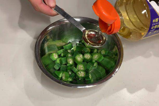 ilustrasi persiapan okra (YouTube.com/JAPANESE COOKING CHANNEL)
