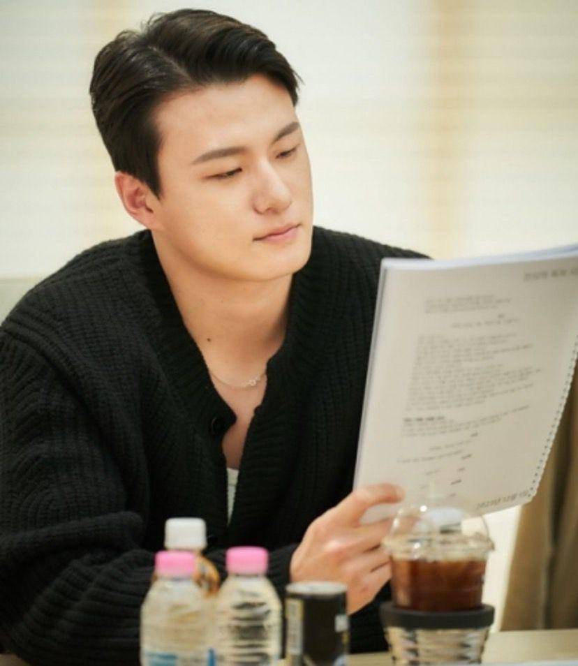 potret cast Omniscient Reader Shin Seung Ho (sumber: Ilgan Sports)