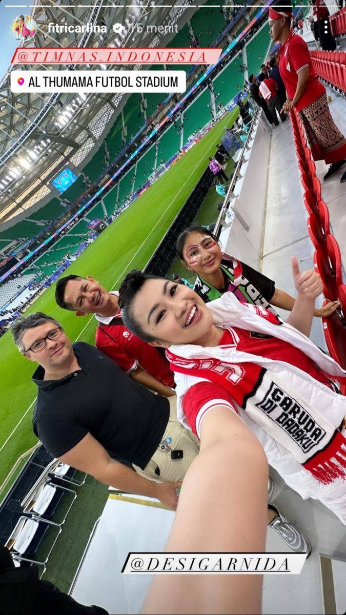 potret Fitri Carlina nonton timnas Indonesia (instagram.com/fitricarlina)