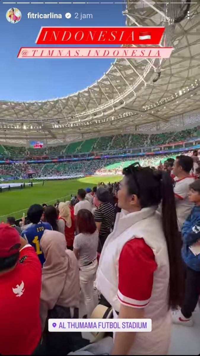 potret Fitri Carlina nonton timnas Indonesia (instagram.com/fitricarlina)