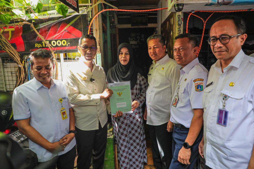 Pemprov DKI Jakarta bagikan 30 sertifikat tanah gratis di Mampang Prapatan. (dok. Humas Pemprov DKI Jakarta)