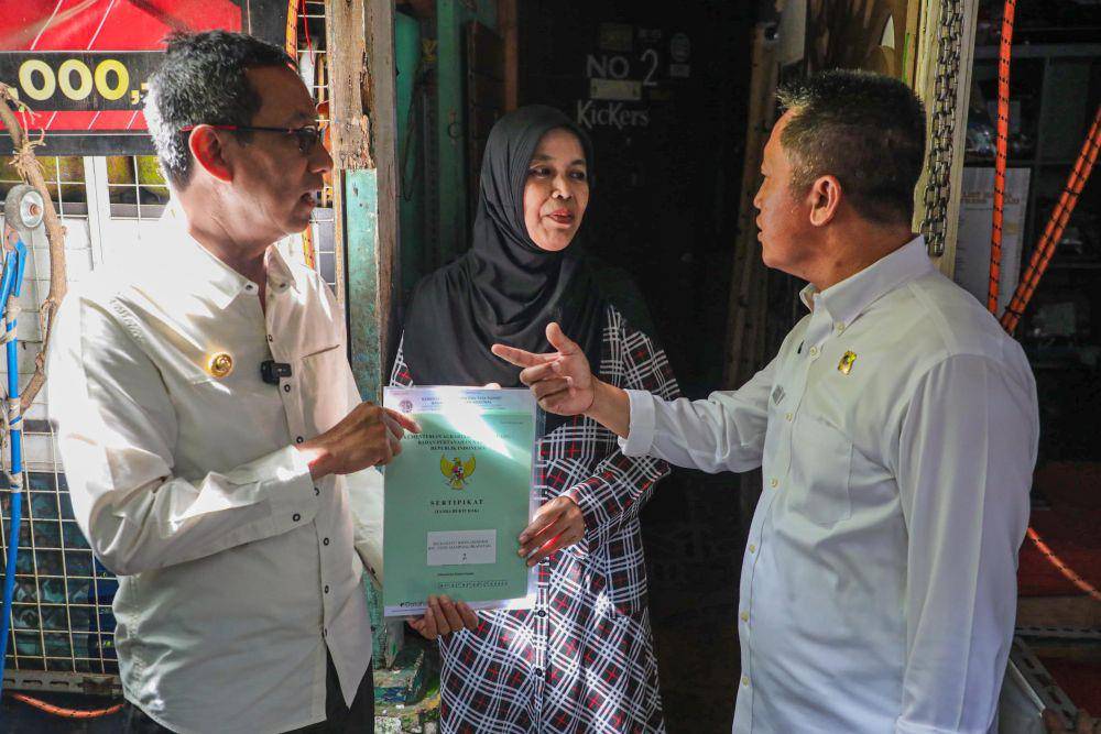 Pemprov DKI Jakarta bagikan 30 sertifikat tanah gratis di Mampang Prapatan. (dok. Humas Pemprov DKI Jakarta)