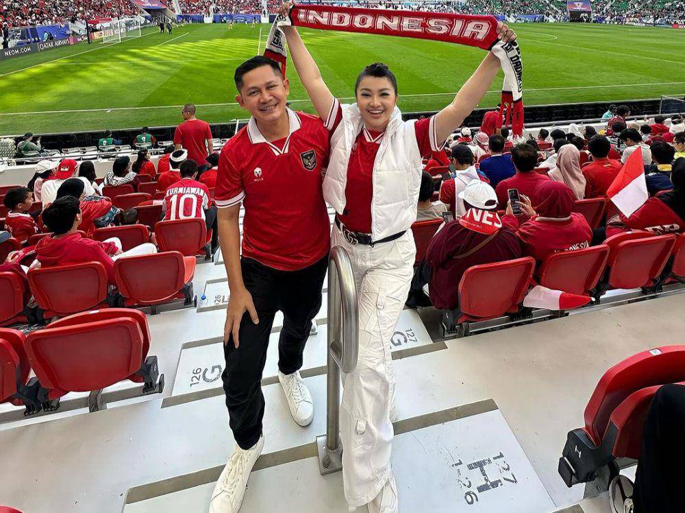 potret Fitri Carlina nonton timnas Indonesia (instagram.com/fitricarlina)