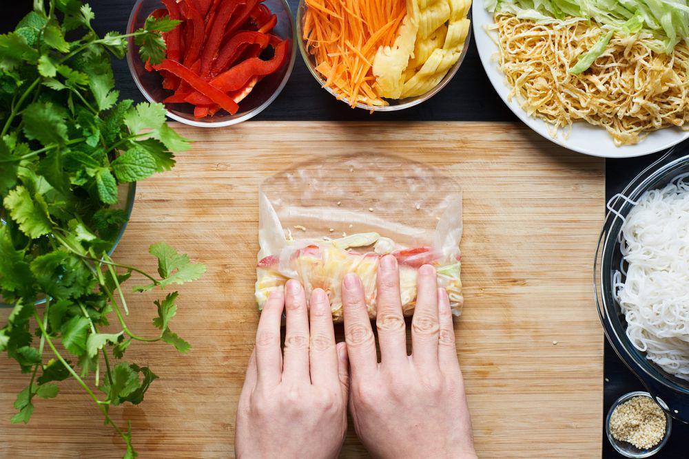 ilustrasi menggulung lumpia (pixabay.com/sontung57)
