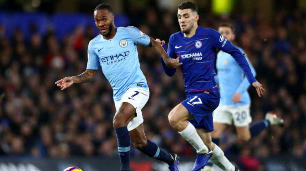 Raheem Sterling (kiri) saat berebut bola dengan Mateo Kovacic (kanan). (mancity.com)
