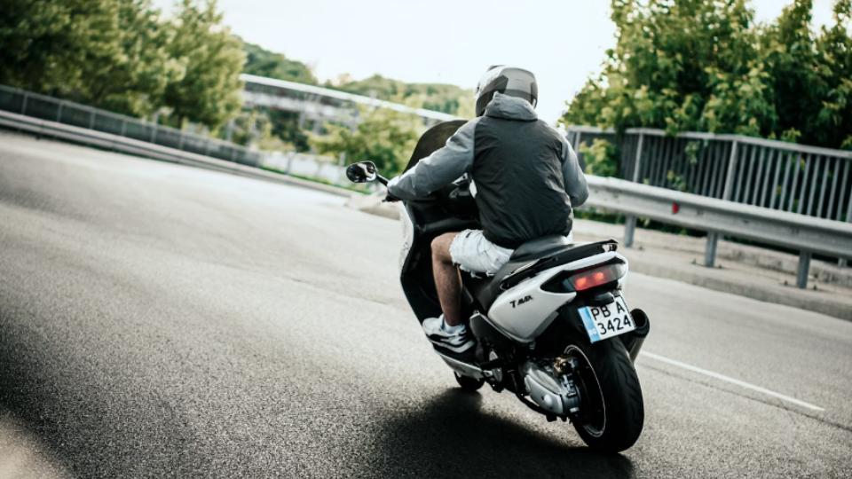 ilustrasi mengendarai motor matic (unsplash.com/Yasen Iliev)