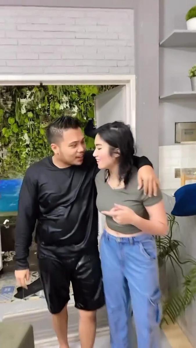 potret Ochi Rosdiana dapat kejutan ulang tahun ke-25 (instagram.com/reginalyaa)