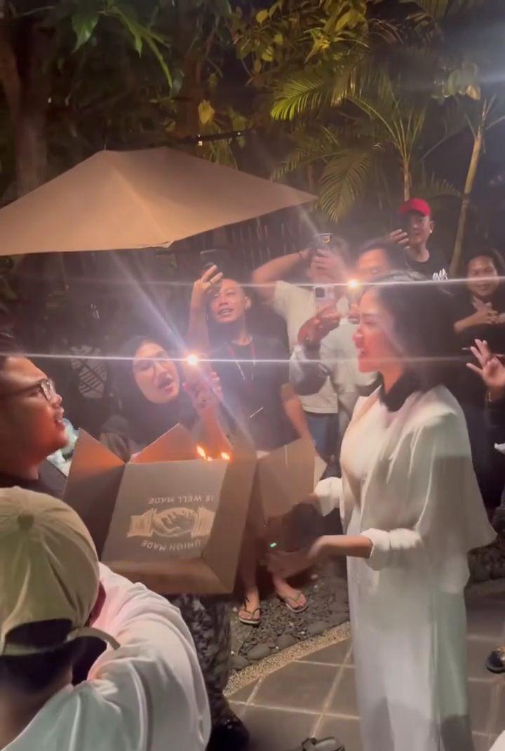 potret Ochi Rosdiana dapat kejutan ulang tahun ke-25 (instagram.com/ariqfdlh18)