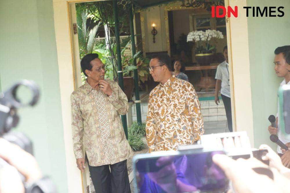 Anies Baswedan bertemu dengan Gubernur Daerah Istimewa Yogyakarta (DIY), Sri Sultan Hamengku Buwono X, di Kompleks Kepatihan Yogyakarta, Rabu (24/1/2024). (IDNTimes/Herlambang Jati)