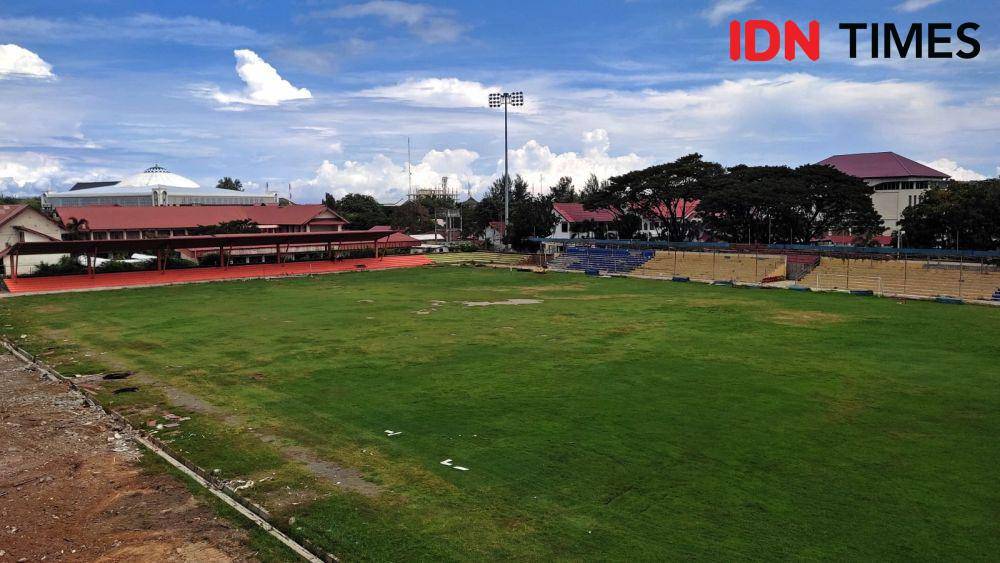 Renovasi Stadion H Dirmurthala, Banda Aceh, Aceh. (IDN Times/Mhd Saifullah)