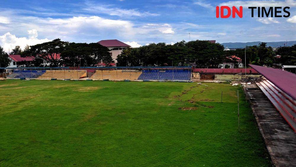 Renovasi Stadion H Dirmurthala, Banda Aceh, Aceh. (IDN Times/Mhd Saifullah)