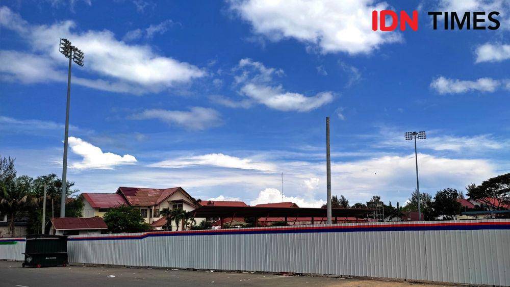 Renovasi Stadion H Dirmurthala, Banda Aceh, Aceh. (IDN Times/Mhd Saifullah)