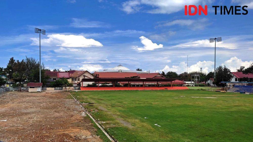 Renovasi Stadion H Dirmurthala, Banda Aceh, Aceh. (IDN Times/Mhd Saifullah)