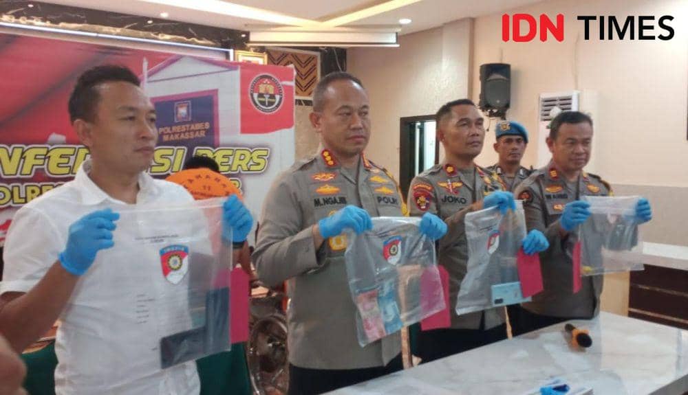 Kapolrestabes Makassar, Kombes Pol Mokhamad Ngajib, menunjukkan barang bukti. IDN Times/Dahrul Amri Lobubun