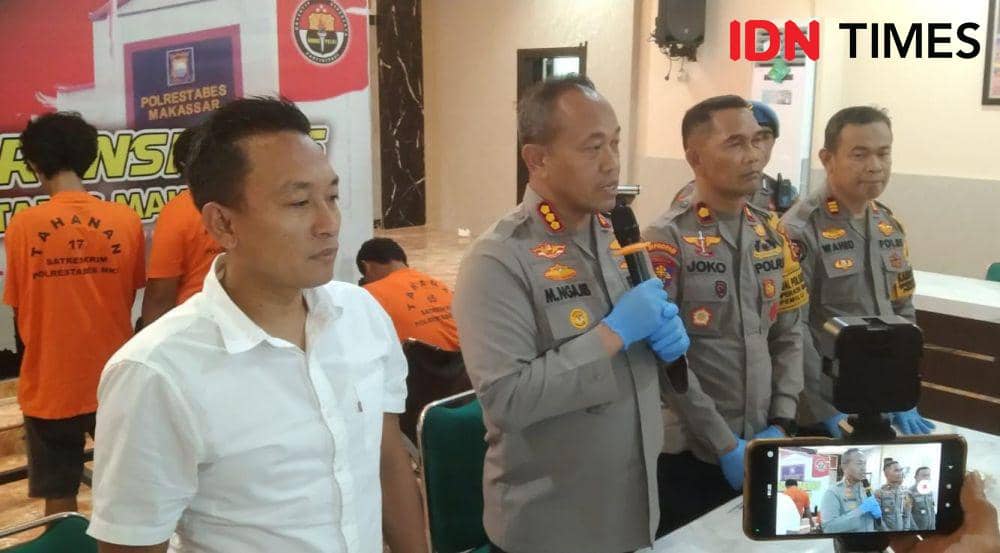 Kapolrestabes Makassar, Kombes Pol Mokhamad Ngajib, menunjukkan barang bukti. IDN Times/Dahrul Amri Lobubun