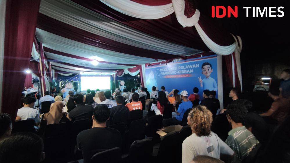 TKN gelar nobar Timnas Indonesia vs Jepang di depan rumah Prabowo, Jalan Kertanegara IV, Kebayoran Baru, Jakarta Selatan (IDN Times/Yosafat Diva Bayu Wisesa)
