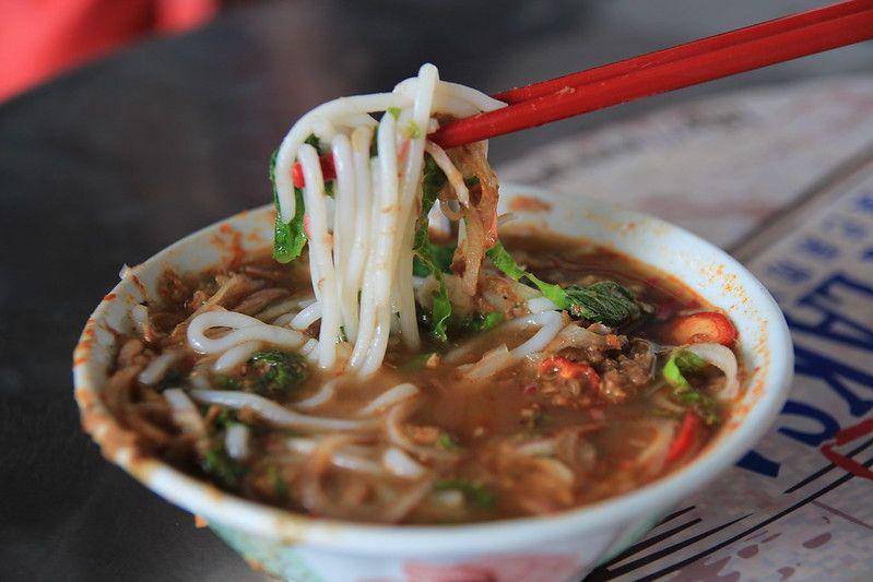 ilustrasi menikmati asam laksa (flickr.com/Pandora Voon)
