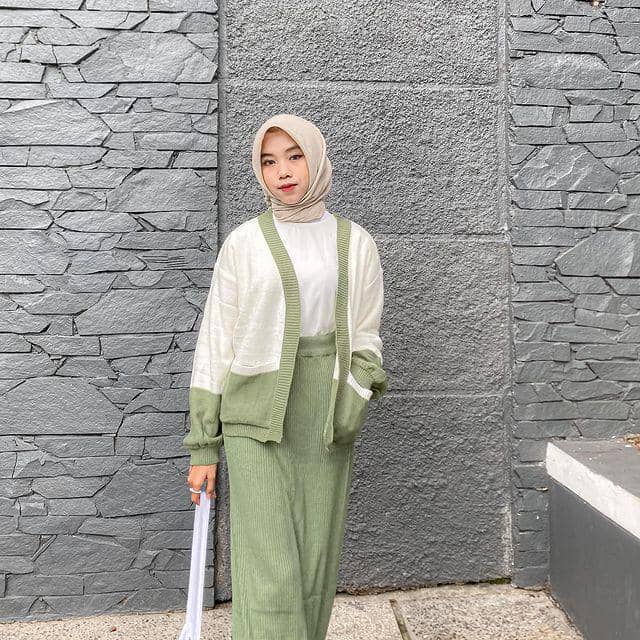 layering outfit ala Ulya Salsabila (instagram.com/ulyaslsss__)