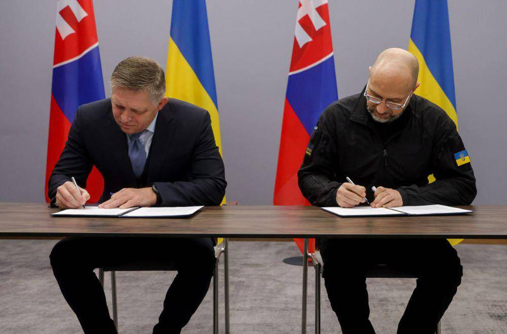 Perdana Menteri Slovakia, Robert Fico dan Perdana Menteri Ukraina, Denys Shmyhal di Uzhhorod, Rabu (24/1/2024). (facebook.com/dshmyhal)