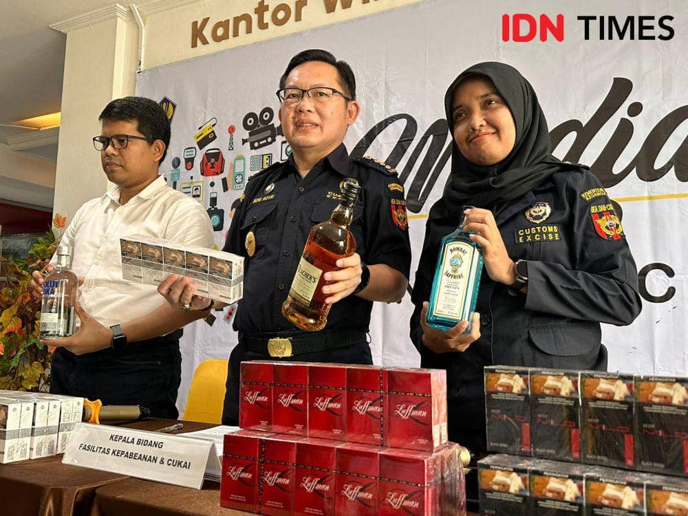 Bea Cukai Kalbar juga tindak ribuan botol minuman alkohol ilegal. (IDN Times/Teri).