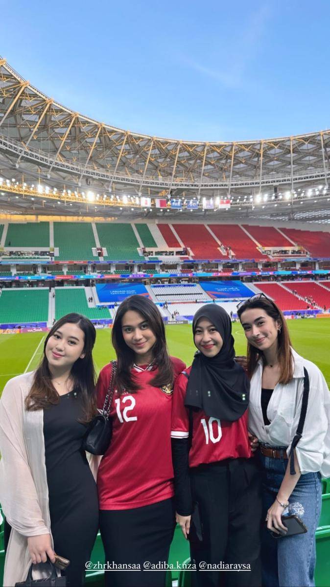 potret WAGs timnas nonton pasangannya (instagram.com/azizahsalsha_)