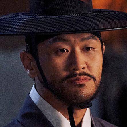 potret Kang Hong Suk dalam drakor Captivating The King (dok. tvN)