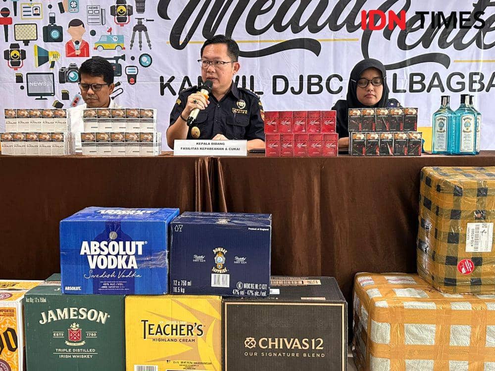 Bea Cukai Kalbar gelar konferensi pers penindakan barang ilegal. (IDN Times/Teri).