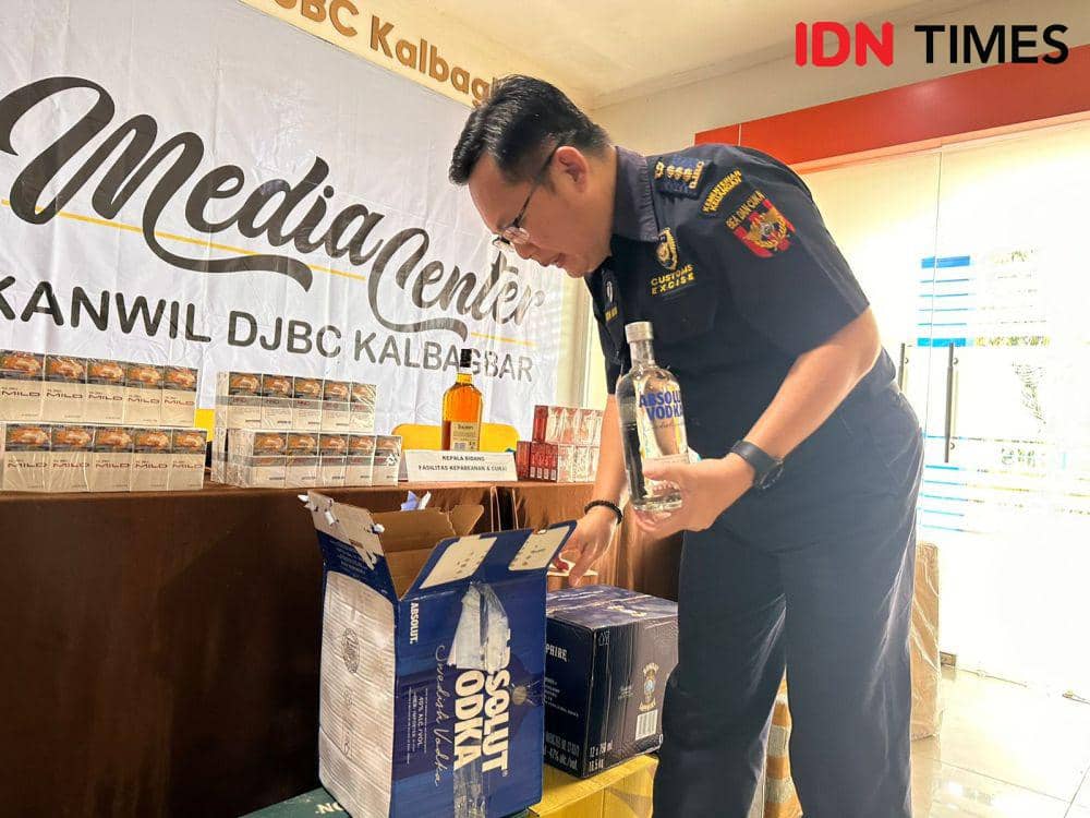 Ribuan botol minuman alkohol tanpa cukai ini dari Malaysia masuk ke Kalbar. (IDN Times/Teri).