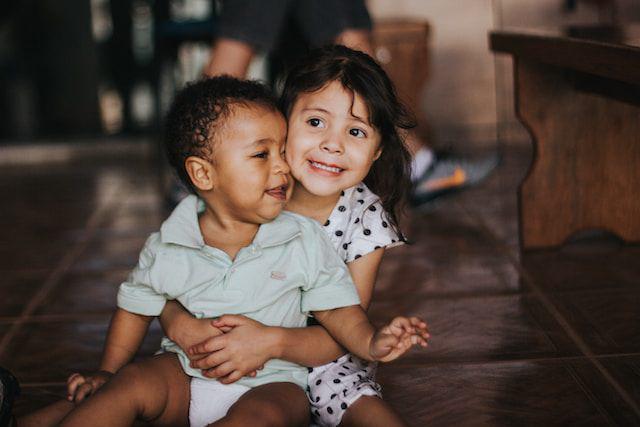 5 Sifat Kakak yang Bisa Ditiru Adik, Bagus untuk Pengembangan Diri