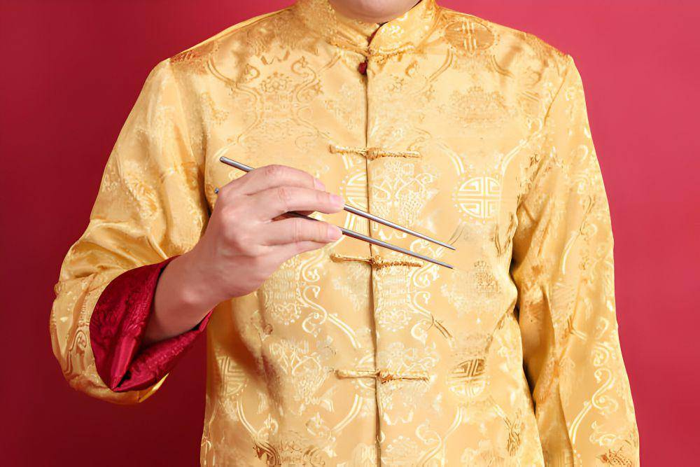 ilustrasi Cheongsam warna emas (istockphoto.com/Supaluk Wiangsukphaiboon)