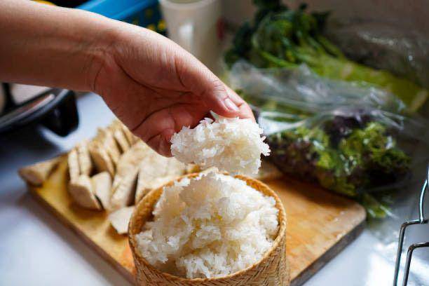 Ilustrasi memasak beras ketan kukus (istockphoto.com/nattawarjindamaneesirikul)