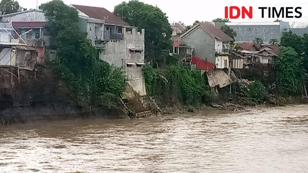 Gerusan sungai Klawing yang membahayakan bangunan di pinggir sungai bila tidak dilakukan langkah antisipasi.(IDN Times/Dok. Eddy Wahono).