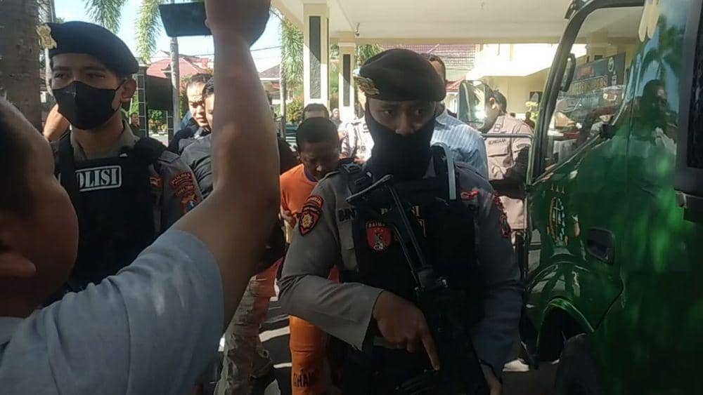 Wisnu Wijaya terdakwa kasus persetubuhan anak bawah umur tiba di Mapolres Magetan. IDN Times/ Riyanto