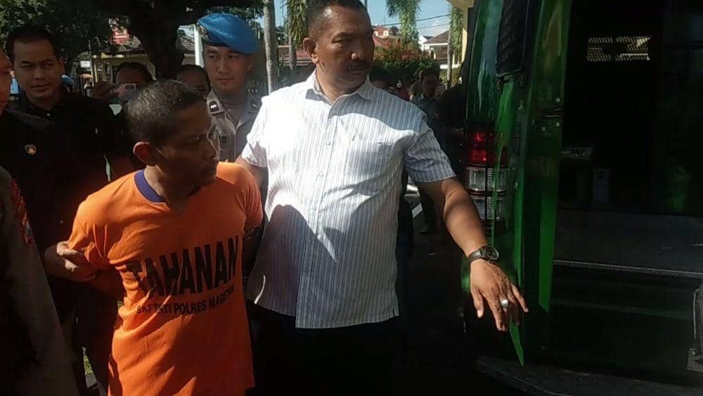Wisnu Wijaya terdakwa kasus persetubuhan anak bawah umur tiba di Mapolres Magetan. IDN Times/ Riyanto
