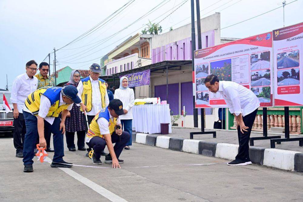 Presiden Jokowi meninjau IJD bersama Menteri PUPR di sepanjang route Sragen (Gemolong) - Grobogan - Blora (dok. Sekretariat Presiden)